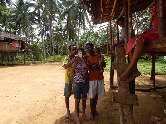 папуасы увидели белого человека