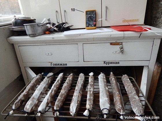 сыровяленая-колбаса-на-балконе