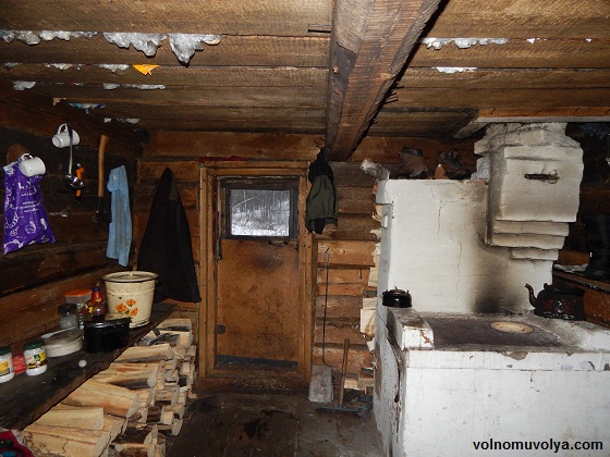 таежная-изба-внутри-фото